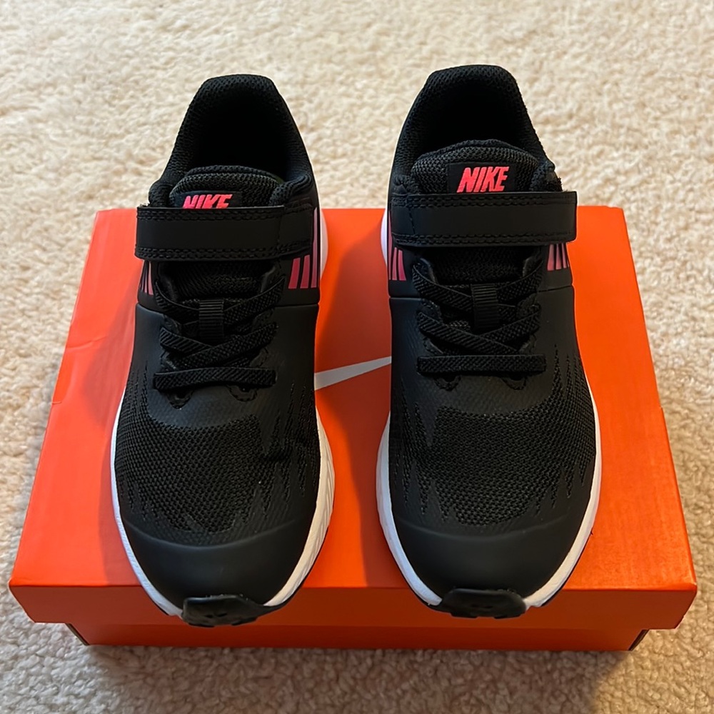 NIB girls 13 Nike Star Runner sneaker, pink & black